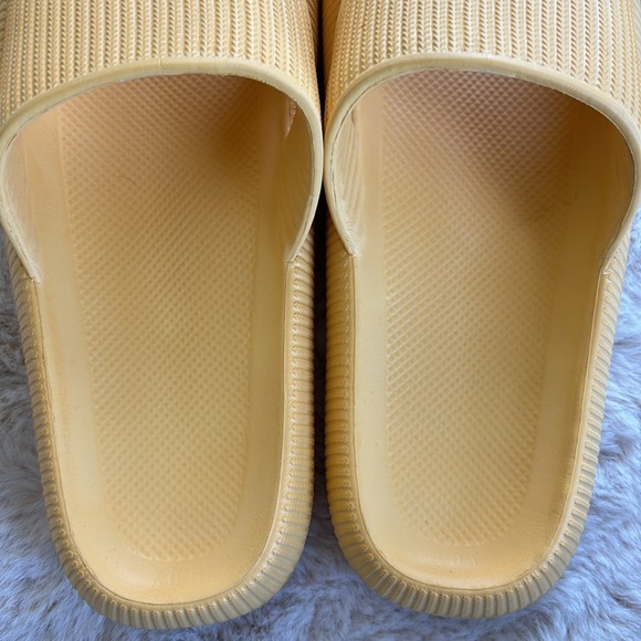 Yellow cloud slip on slide sandals, size 9 - Picture 5 of 9